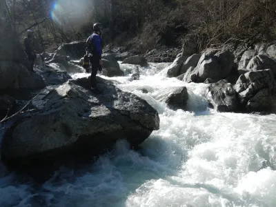 Le deuxième plus gros passage de la descente par basses eaux, syphon sous le gros bloc avec ce niveau d'eau.